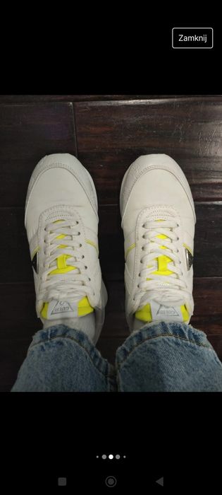 Sneakersy firmy Guess.