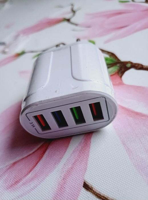 Biała ładowarka, wtyczka USB, szybkie ładowanie