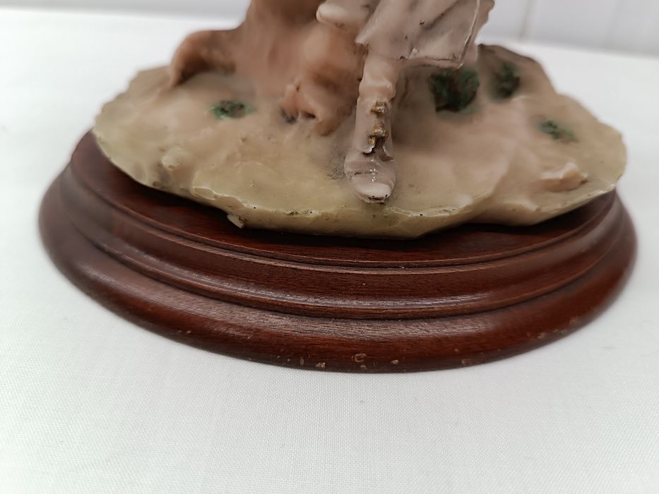 Estátua Menino Sentado. Marfinite. 19 cm