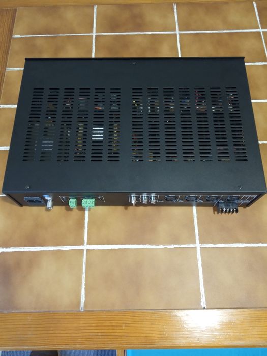 Vendo Amplificador Monacor novo.