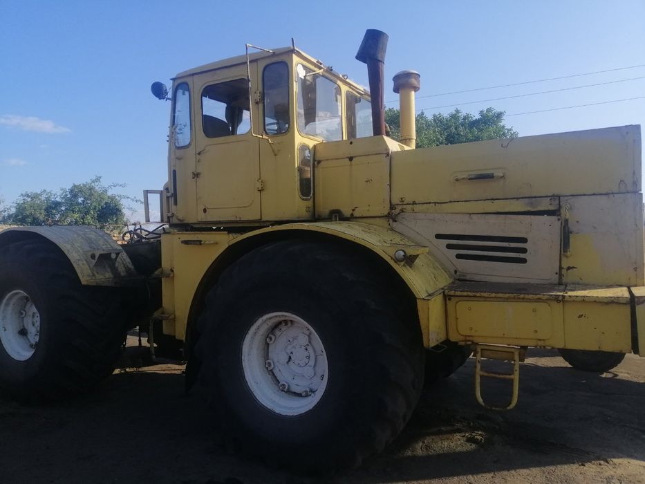 Кировец с плугом.