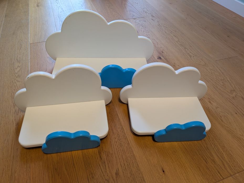 Stolik dziecięcy z krzesłami i półkami