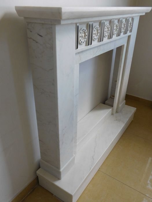 Marmurowy portal kominkowy obudowa marmurowa biała