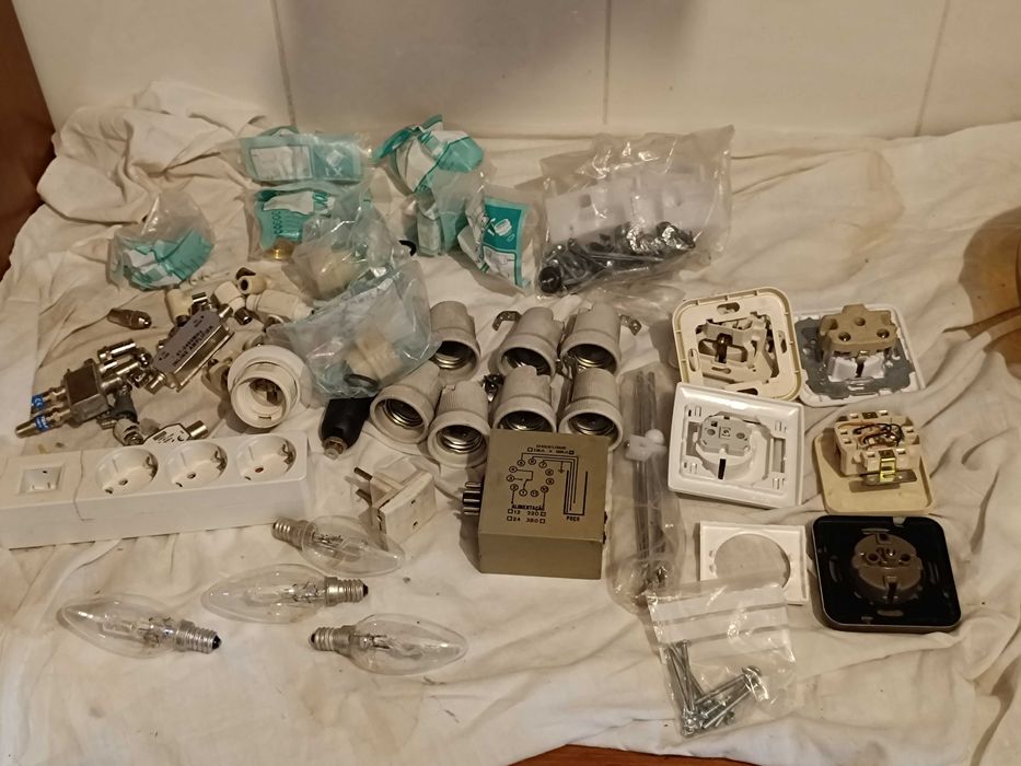 Lâmpadas e Fichas e Tomadas Elétricas antigas