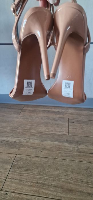 Nudziakowe sandałki na szpilce 44