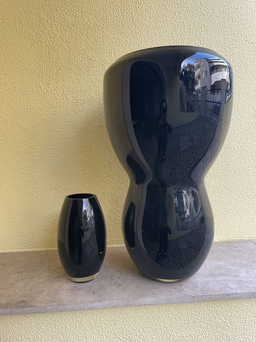 Conjunto de vaso e jarra em vidro (cor preto)