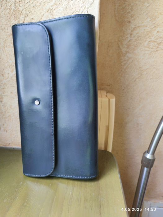 Minimalistyczna czarna kopertówka z cyrkonią