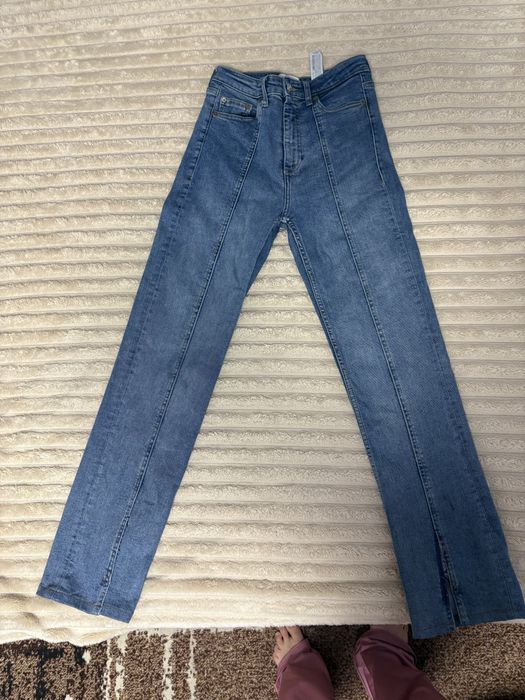 Стильні джинси прямі ZaRa з розрізами зпереду по супер ціні