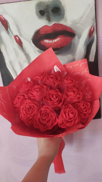 Букет червоних троянд з гофропаперу