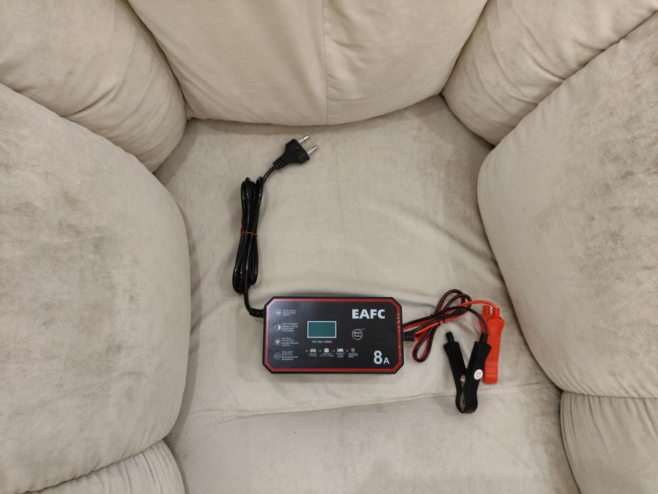 Автомобільний зарядний пристрій EAFC. На 8А.