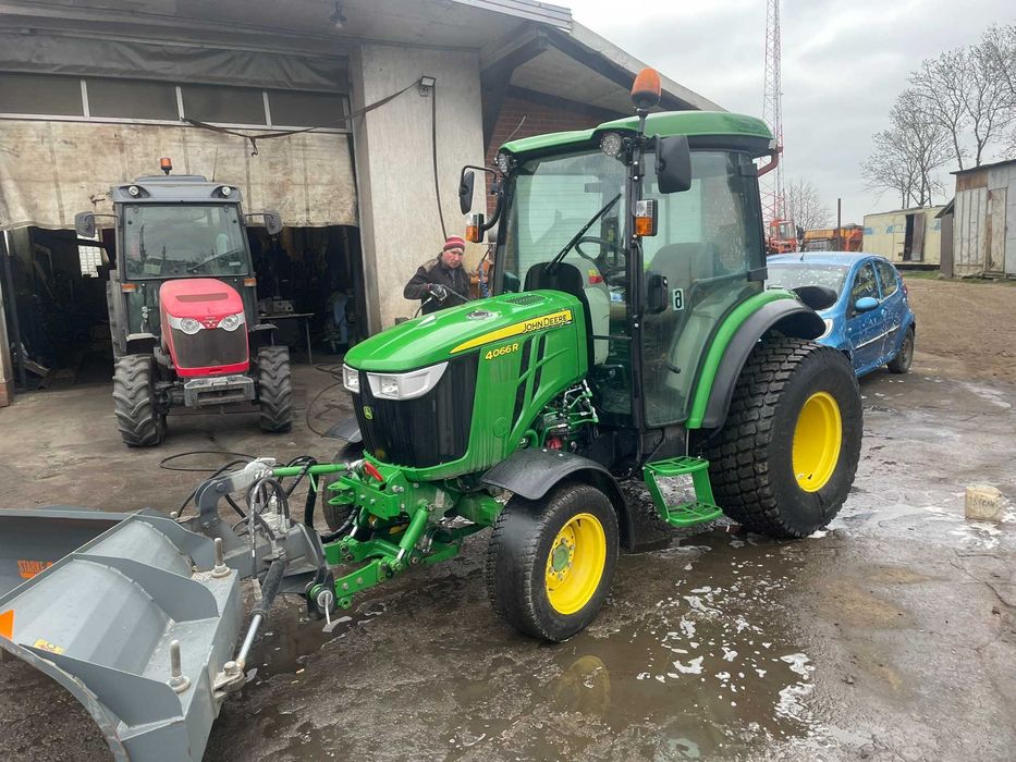 John Deere 4066R Pług śnieżny zamiatarka solarka traktor komunalny