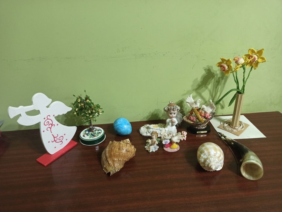 Набір маленьких статуеток та предметів інтер'єру