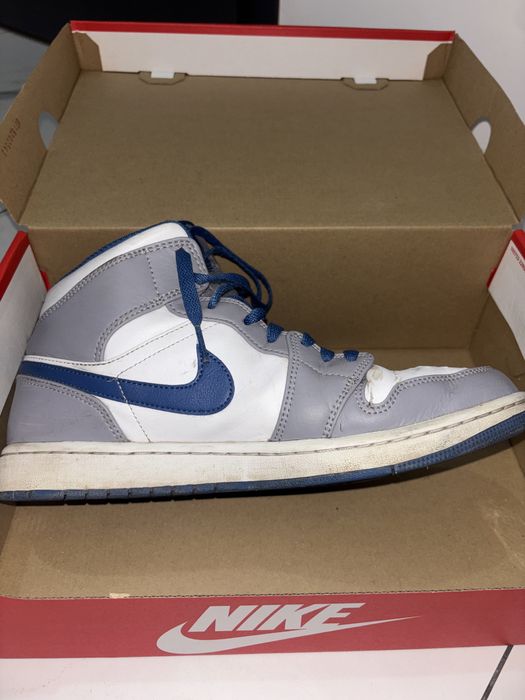 biało-granatowe nike air jordan 1 mid