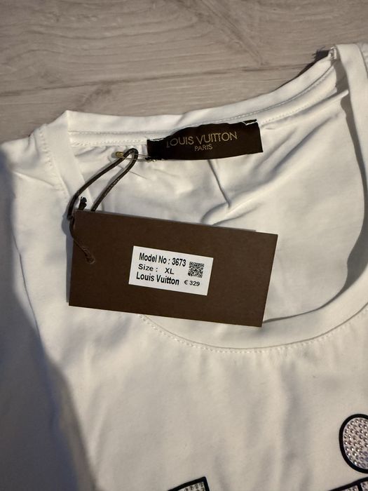Biala bluzka z motywem Louis Vuitton M