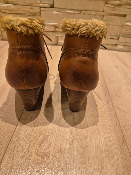 Brązowe botki na koturnie