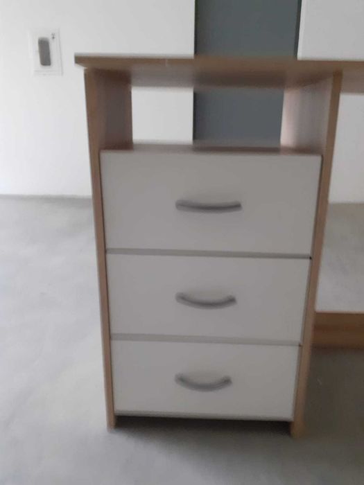 Secretária com gavetas