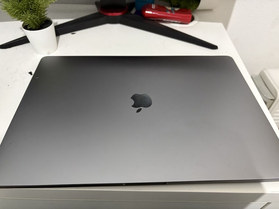 Macbook pro 15 inch 2020 em boa condicao
