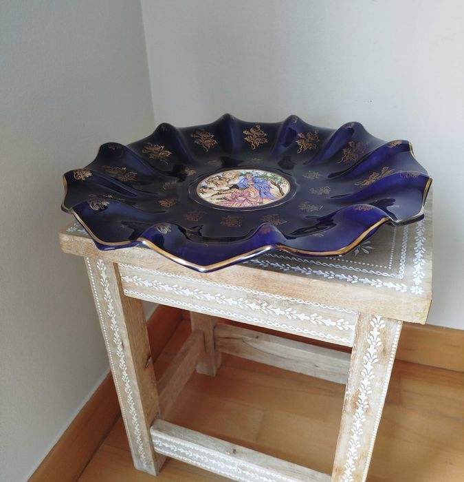 Magnífico Pratão azul cobalto, motivo oriental
