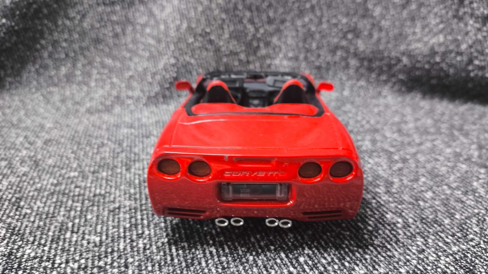 Модель Chevrolet Corvette 1997 масштаб 1:24 Bburago Italy