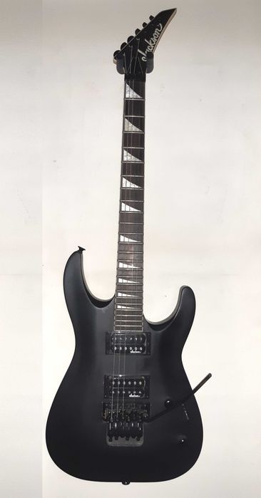 Guitarra Jackson JS32 preta em bom estado.
