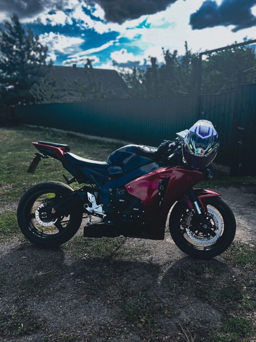 Продам мотоцикл хонда сбр1000рр