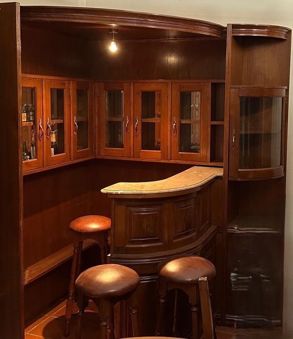 Bar em madeira de castanho maciça e balção com pedra mármore
