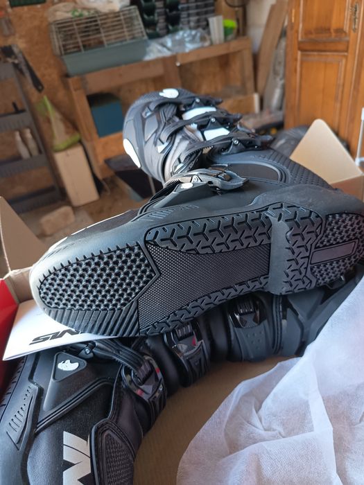 Vendo um par de botas de moto cross n'43 , novas