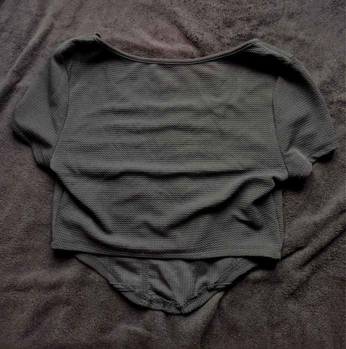 Nowy czarny crop top
