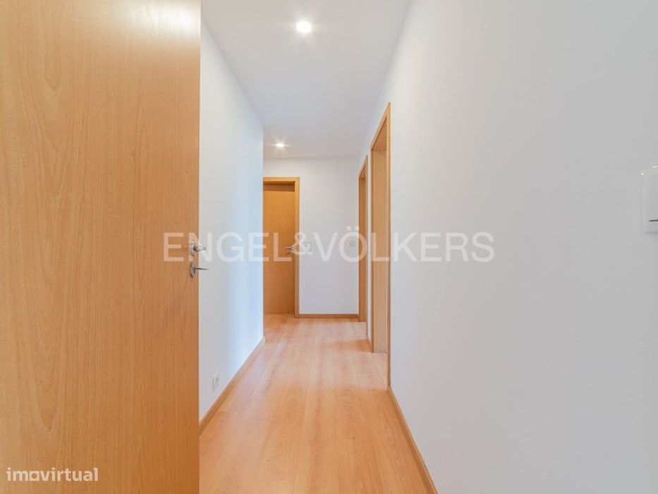 Espaçoso T2 com garagem e arrecadação