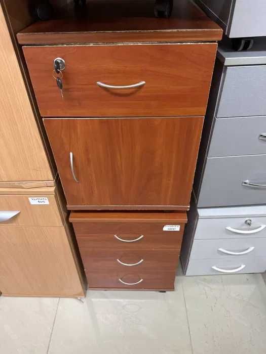 розпродаємо, столи,стелажі,крісла,тумби,шафи,стільці комоди полиці