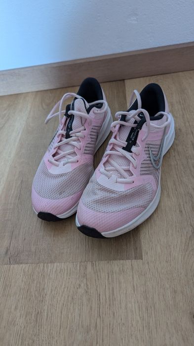 Кросівки жіночі Nike 37.5