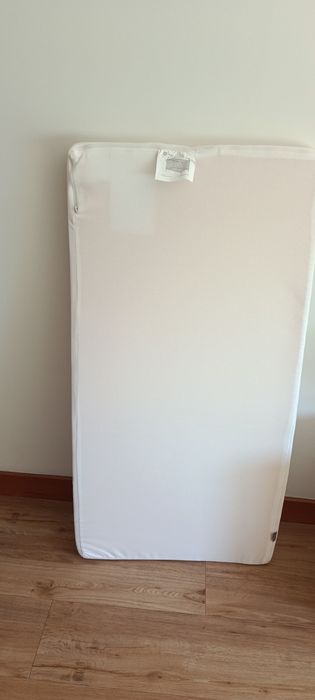 Colchão  como novo  com  lençóis cama criança