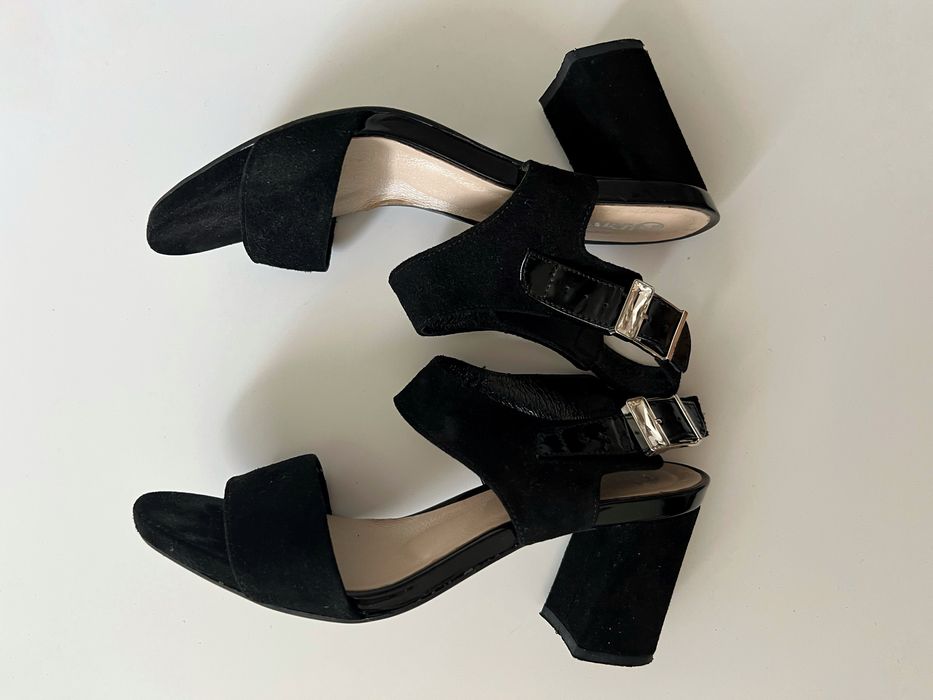 Чорні замшеві босоніжки