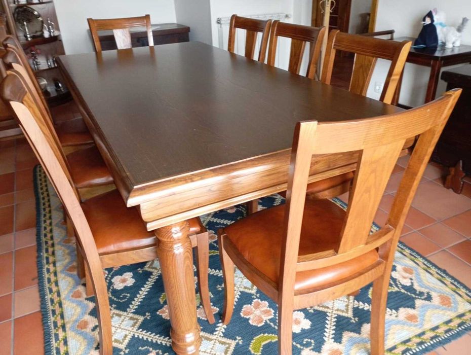 Mesa de sala com 8 cadeiras