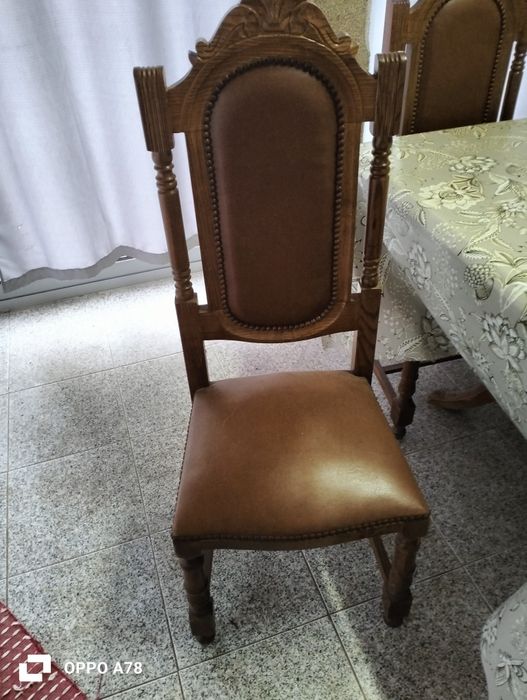Mesa e 8 cadeiras de sala de jantar