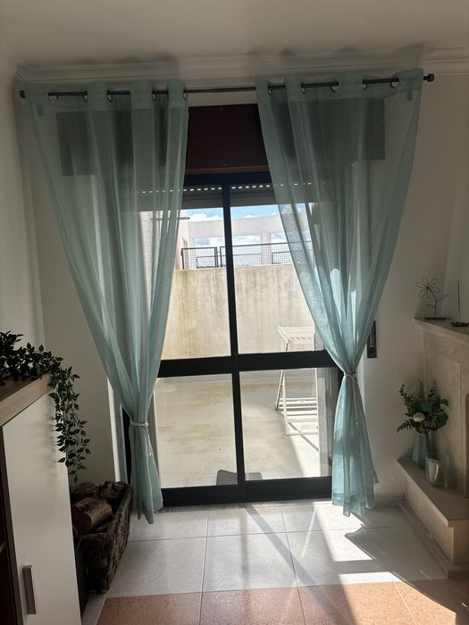 6 cortinados azul turquesa e varões