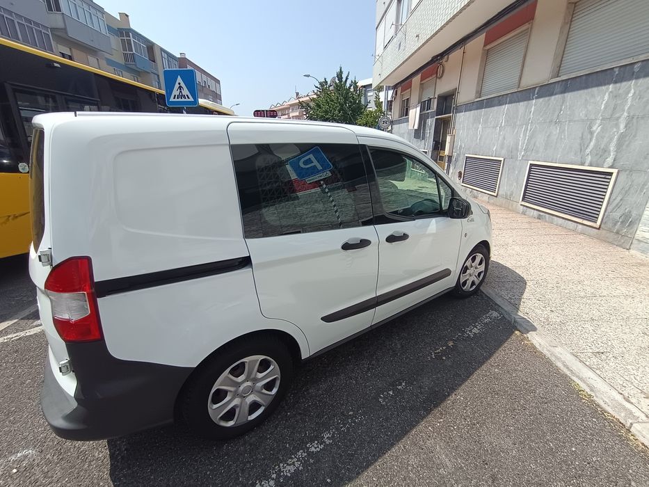 Ford Transit Courier 2022 muito nova