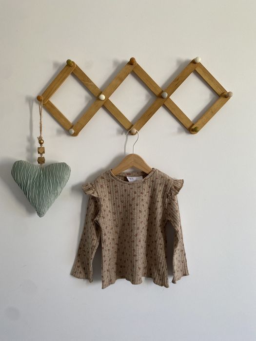 Bluzka beżowa zara 98 prążkowana kwiatki falbanki