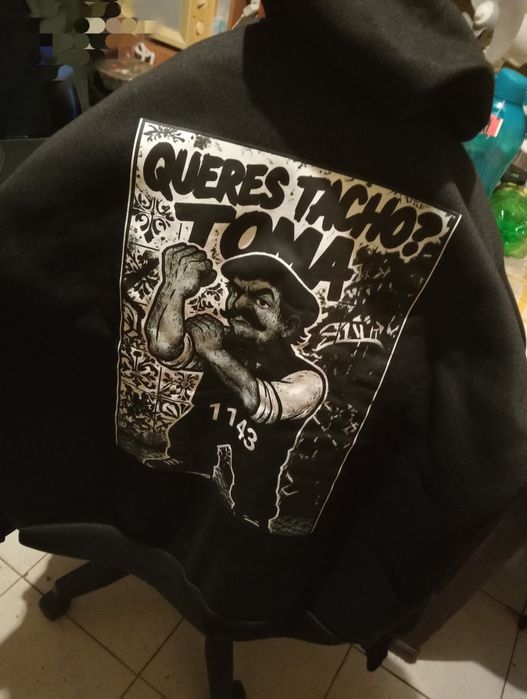 Camisola NOVA com capuz cardada