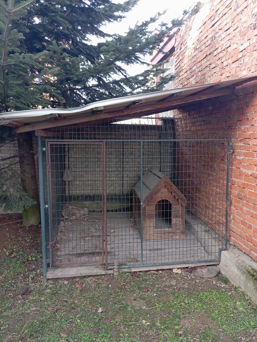 Вольєр для собаки разом з будою як на фото.