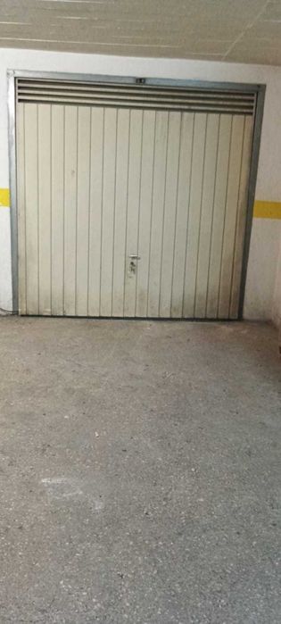 Garagem Box Fechada em Rio de Mouro