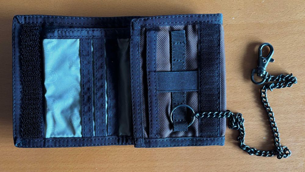 Carteira Pacsafe de homem com cabo para prender a mala, pochete ou presilha.