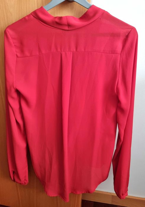 Blusa vermelha Primark com detalhe cruzado à frente, tamanho 36