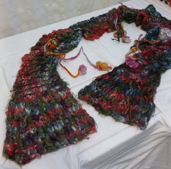 Cachecol unisexo malha colorida é pompons