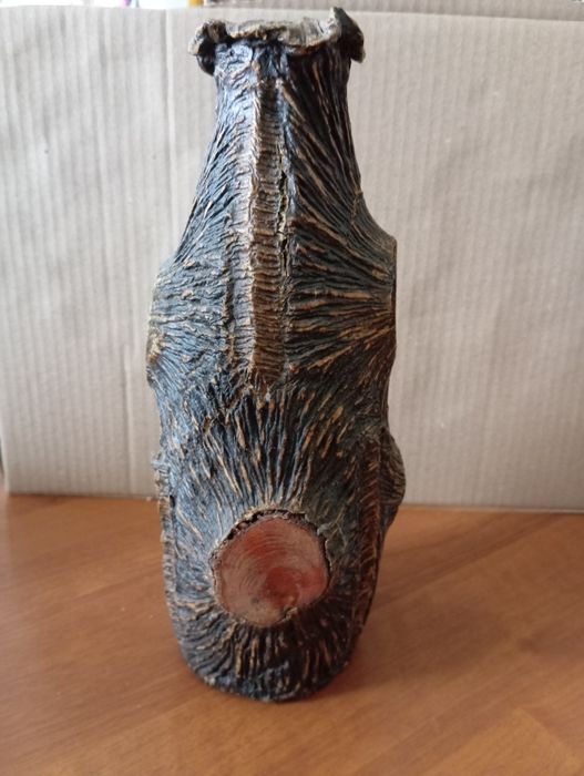 Wazon z czasów PRL imitujący drewno.