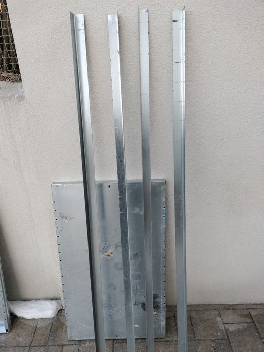 Regał magazynowy z pięcioma metalowymi pułkami