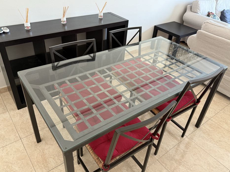 Mesa de jantar em ferro fundido e vidro