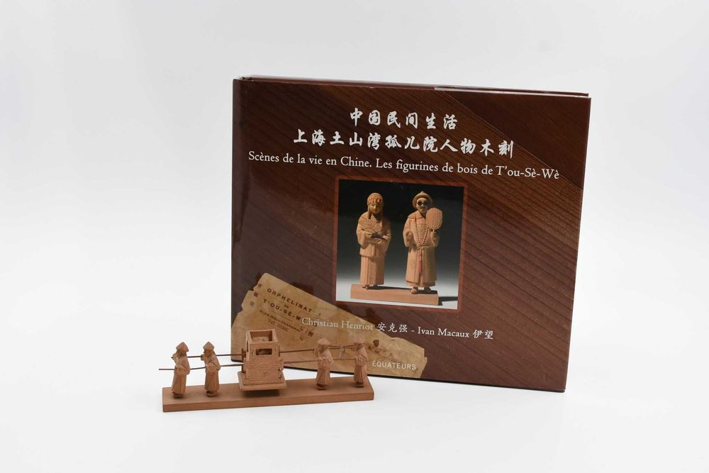 Estatueta em madeira T'ou-Sè-wè de figuras da vida popular chinesa