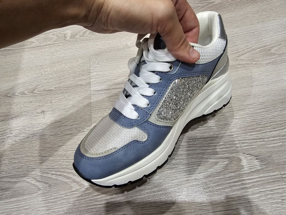 Продам нові кросівки Venice