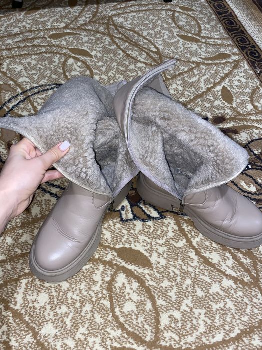 Жіночі сапожки бежеві шкіряні